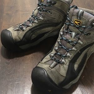 Keen worm mid hiking boots